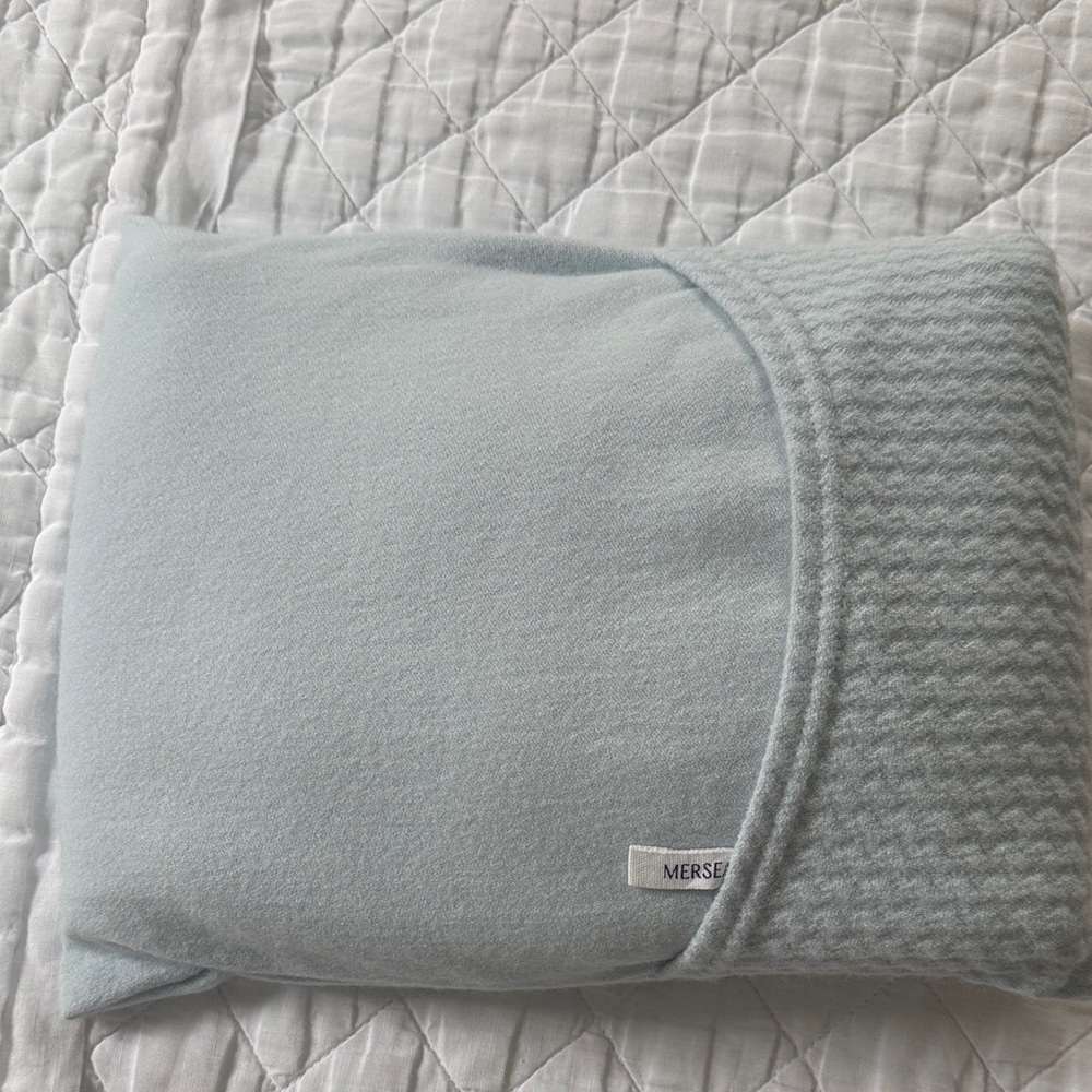 Mersea travel ruana wrap
One Size with pillow case